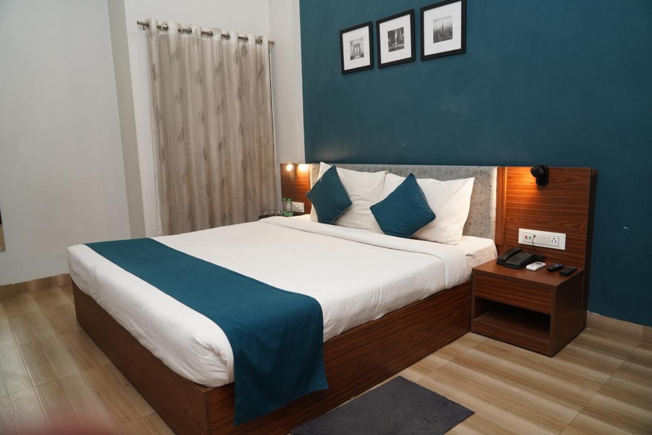 Hotel Ballfin Indore Exteriör bild