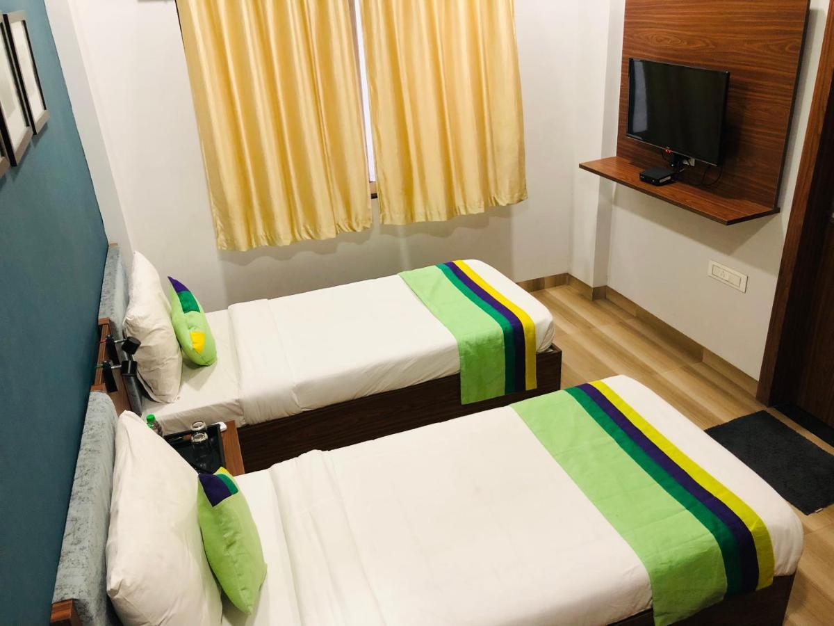 Hotel Ballfin Indore Exteriör bild