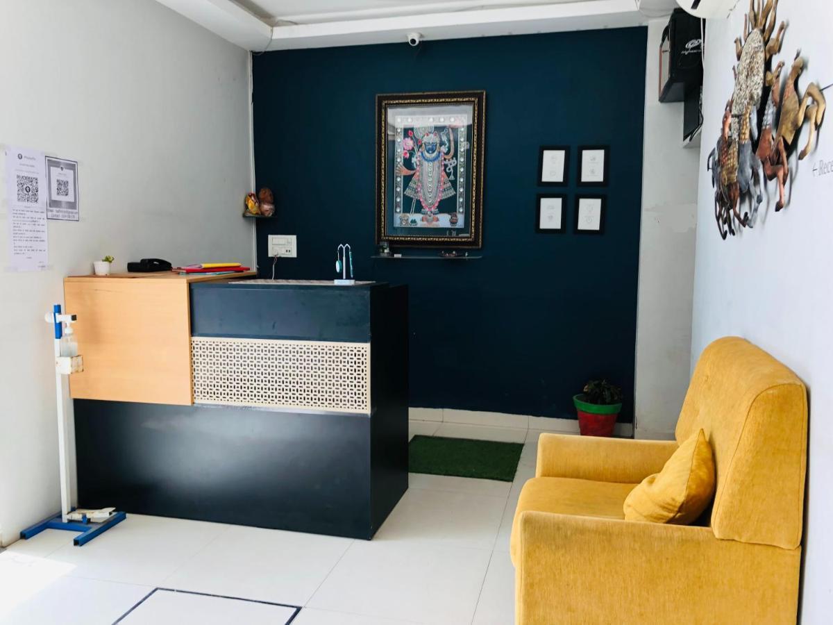 Hotel Ballfin Indore Exteriör bild