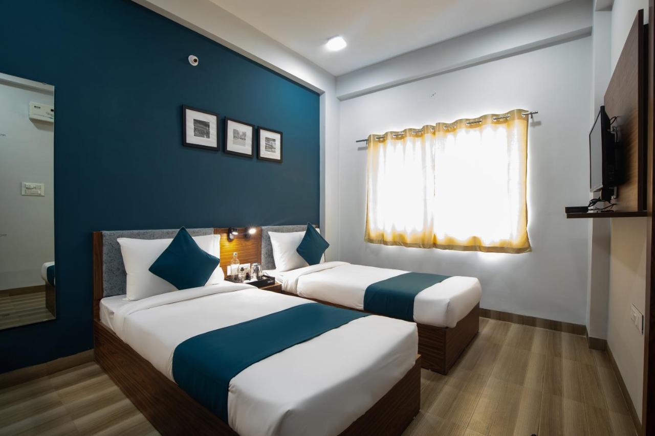 Hotel Ballfin Indore Exteriör bild