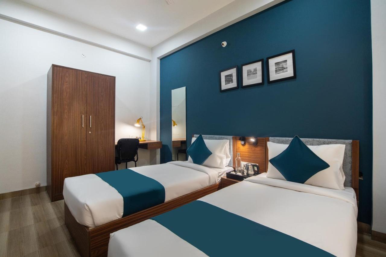 Hotel Ballfin Indore Exteriör bild