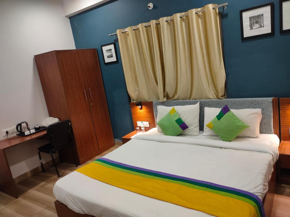 Hotel Ballfin Indore Exteriör bild