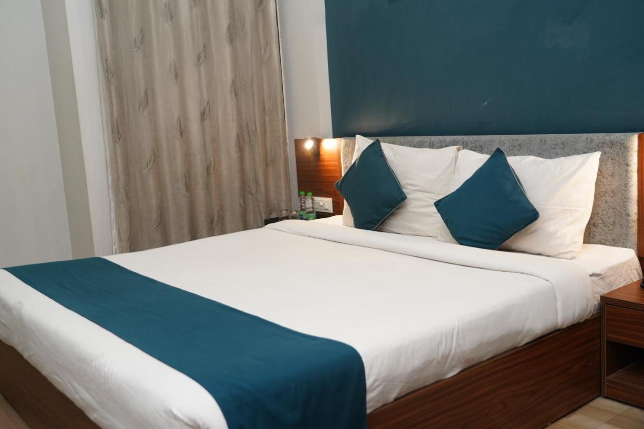 Hotel Ballfin Indore Exteriör bild
