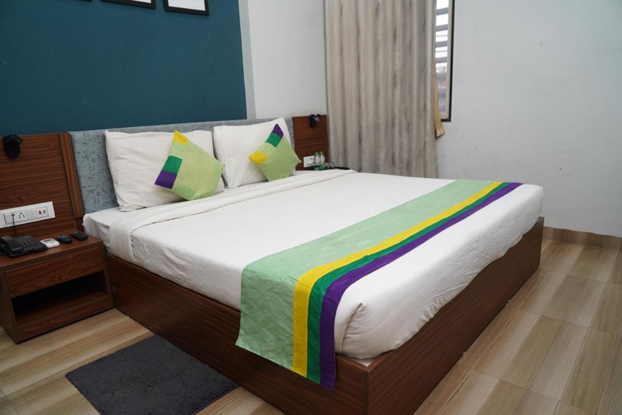 Hotel Ballfin Indore Exteriör bild