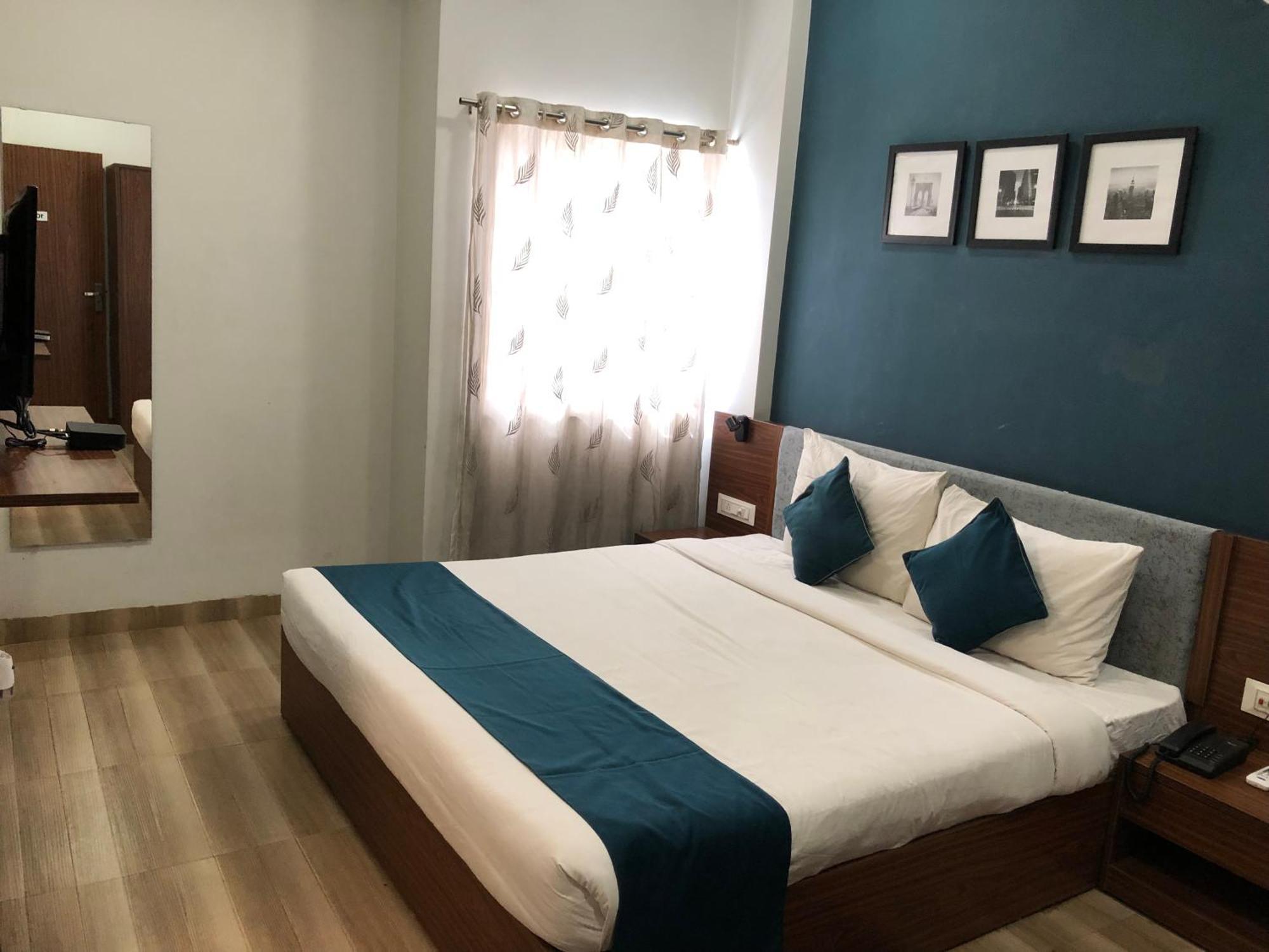 Hotel Ballfin Indore Exteriör bild