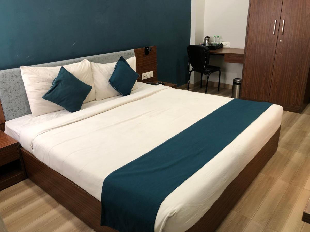 Hotel Ballfin Indore Exteriör bild