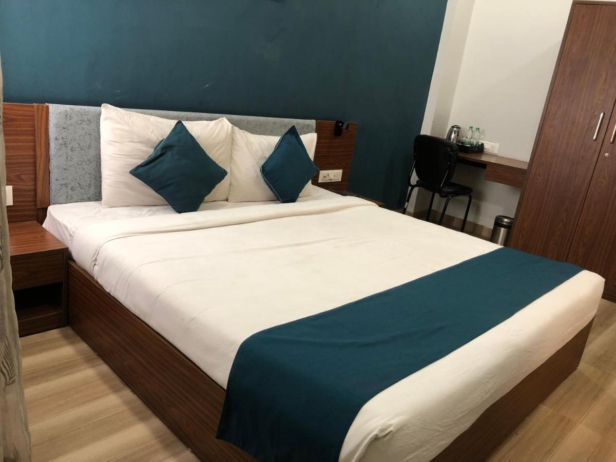 Hotel Ballfin Indore Exteriör bild