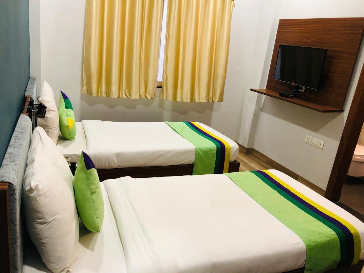 Hotel Ballfin Indore Exteriör bild