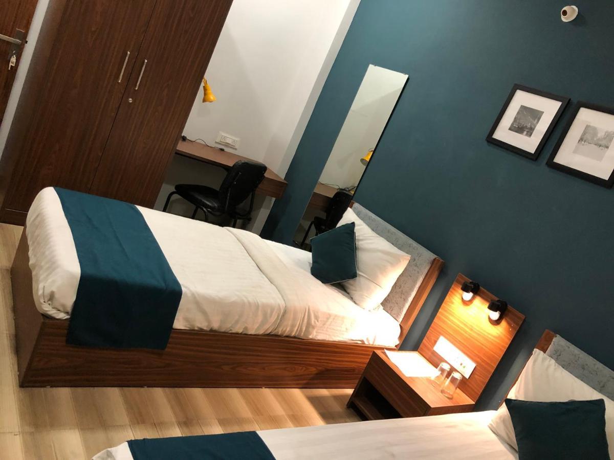 Hotel Ballfin Indore Exteriör bild