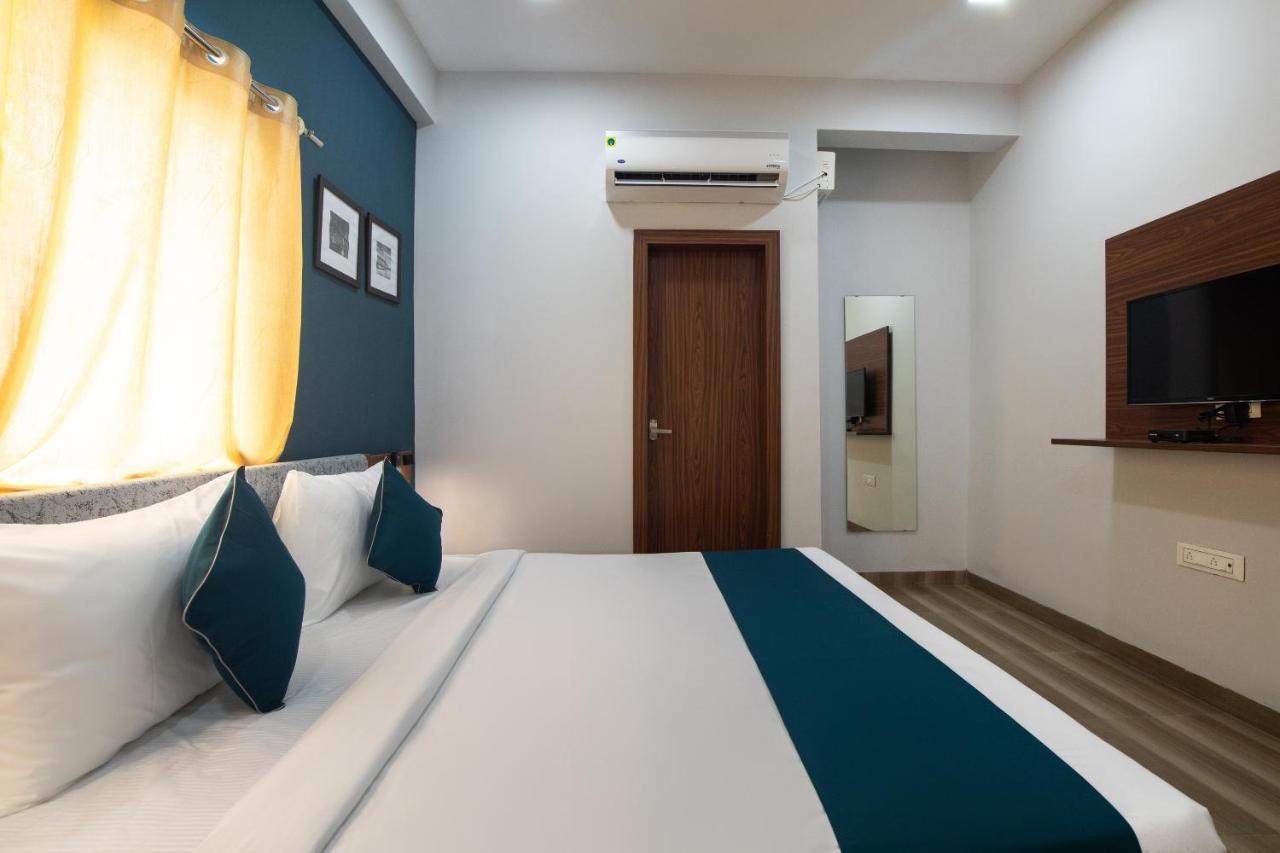 Hotel Ballfin Indore Exteriör bild