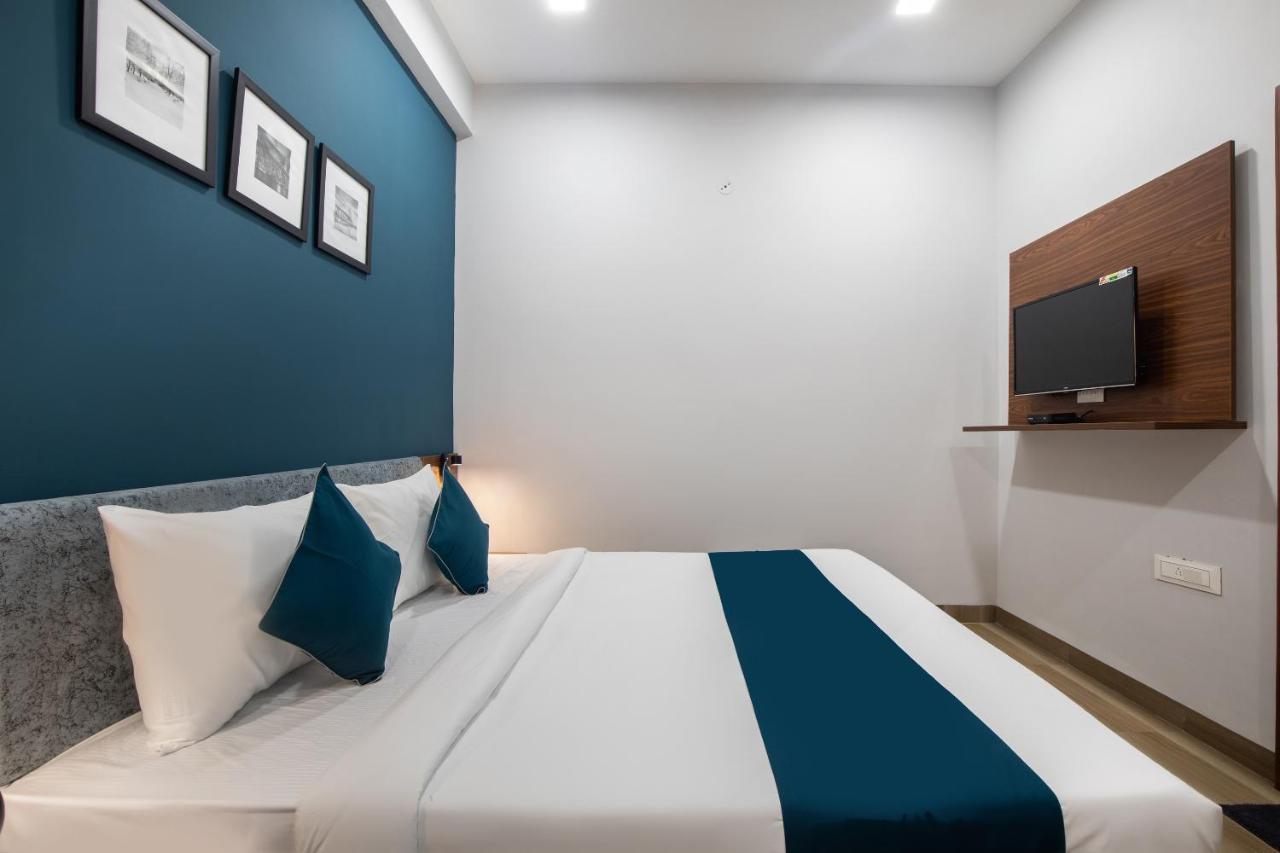 Hotel Ballfin Indore Exteriör bild
